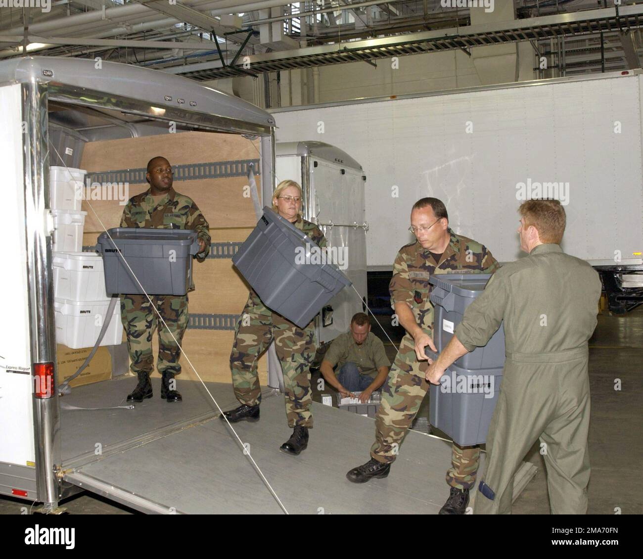 Mitarbeiter der US Air Force (USAF) des 131. Kampfflügels (FW), Missouri Air National Guard (ANG), bereiten sich auf die Aufnahme von schätzungsweise 2.000 oder mehr Evakuierten aus dem Hurrikan Katrina im ehemaligen Boeing-Endmontagewerk in St. vor Louis, Missouri (MO). Basis: Lambert IAP, Saint Louis Bundesstaat: Missouri (MO) Land: Szene der Vereinigten Staaten von Amerika (USA) Hauptkommando dargestellt: GEMÄSS Stockfoto