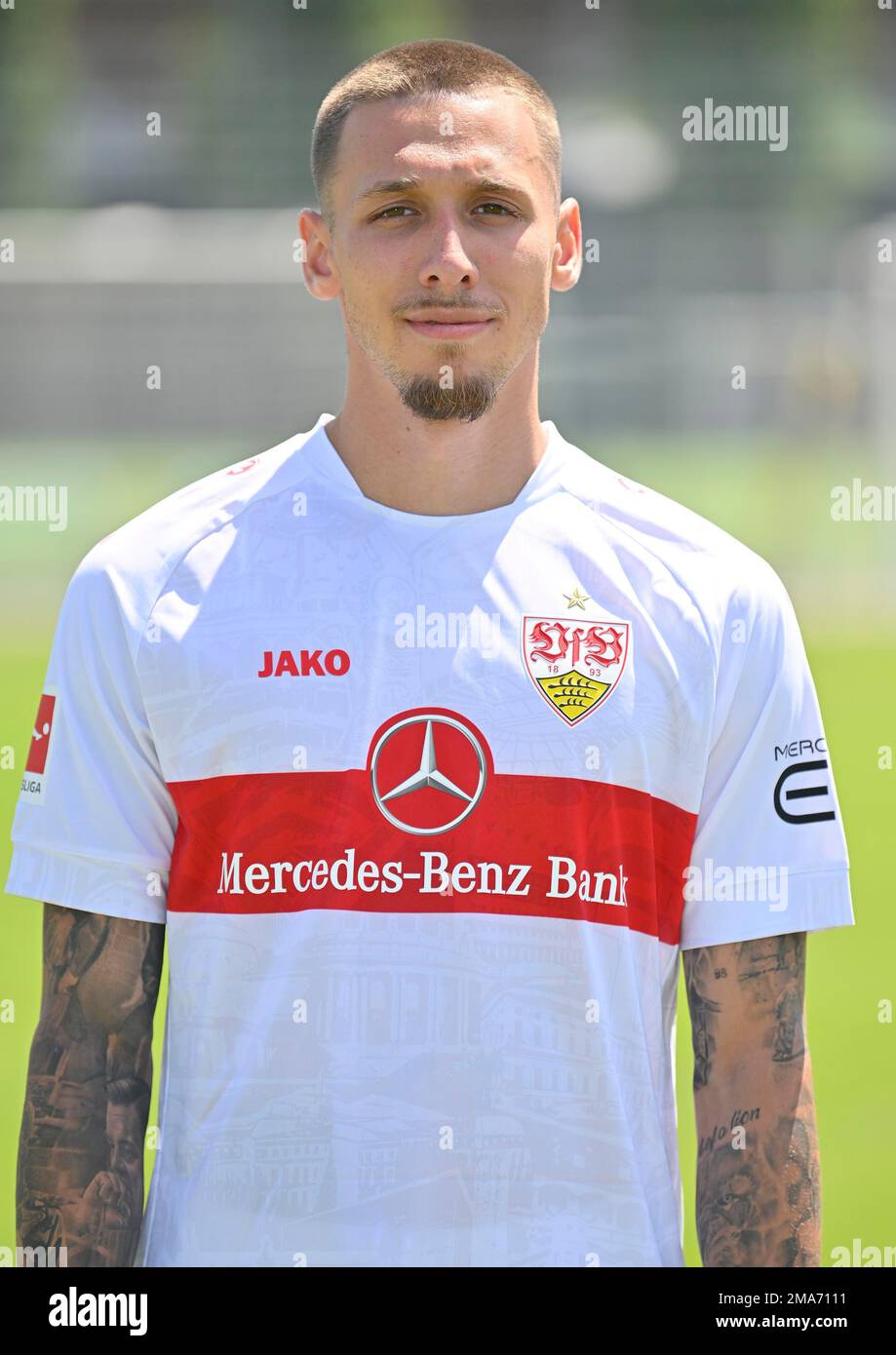 Darko Churlinov VfB Stuttgart Portraittermin VfB Stuttgart 2022 2023 Licence Player Football 1. Bundesliga Men GER Stuttgart 05. 07. 2022 Stockfoto