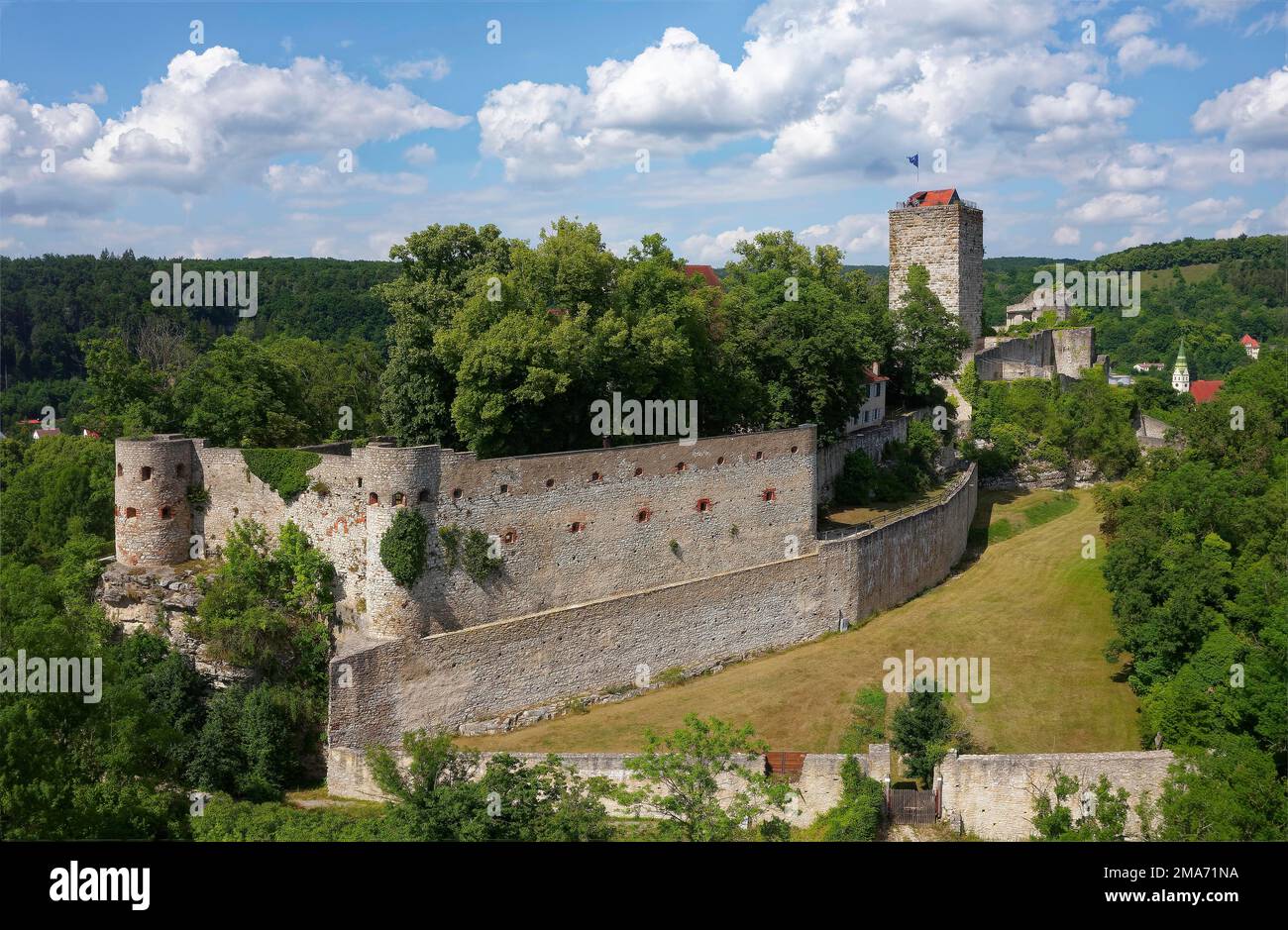 Aus der Vogelperspektive, Schloss Pappenheim, um 1140Spornburg erbaut, äußeres bailey, eine der wichtigsten mittelalterlichen Burgruinen in Bayern, äußeres bailey Stockfoto