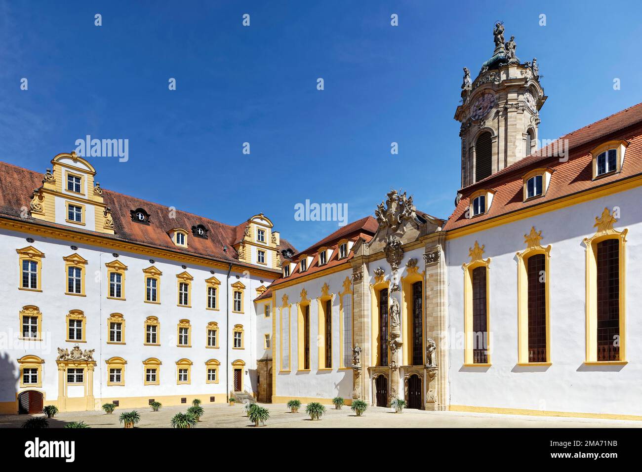 Innenhof der Residenz Ellingen mit der Burgkirche der Himmelfahrt der Jungfrau Maria, erbaut 1708-1760, Hochbarock, Schloss, Schloss Stockfoto