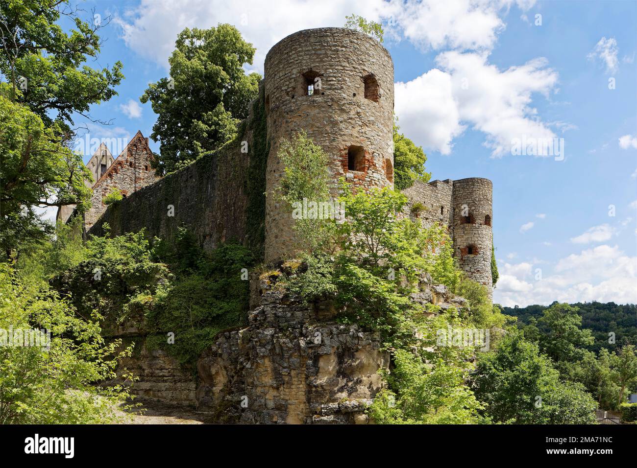 Schloss Pappenheim, Spornburg, um 1140 erbaut, äußeres bailey, eine der wichtigsten mittelalterlichen Burgruinen in Bayern, äußeres bailey mit äußerem Stockfoto