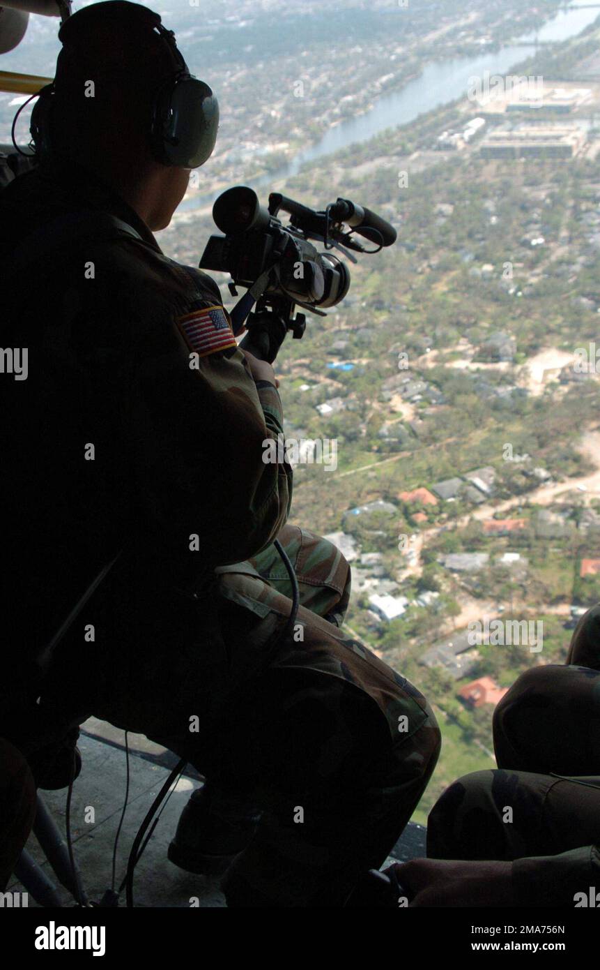 US Army (USA) STAFF Sergeant (SSG) Aldolfo Rosario, 55. Signal Company (SIG CO) (Kampfkamera) dokumentiert die Zerstörung, die nach dem Hurrikan Katrina von einem US UH-60L Black Hawk Helikopter über New Orleans während der Joint Task Force (JTF) Katrina hinterlassen wurde. (Doppeltes Bild, siehe auch DASD0608662 oder suchen Sie nach 050916A3760M154). Basis: New Orleans Bundesstaat: Louisiana (LA) Land: Vereinigte Staaten von Amerika (USA) Stockfoto