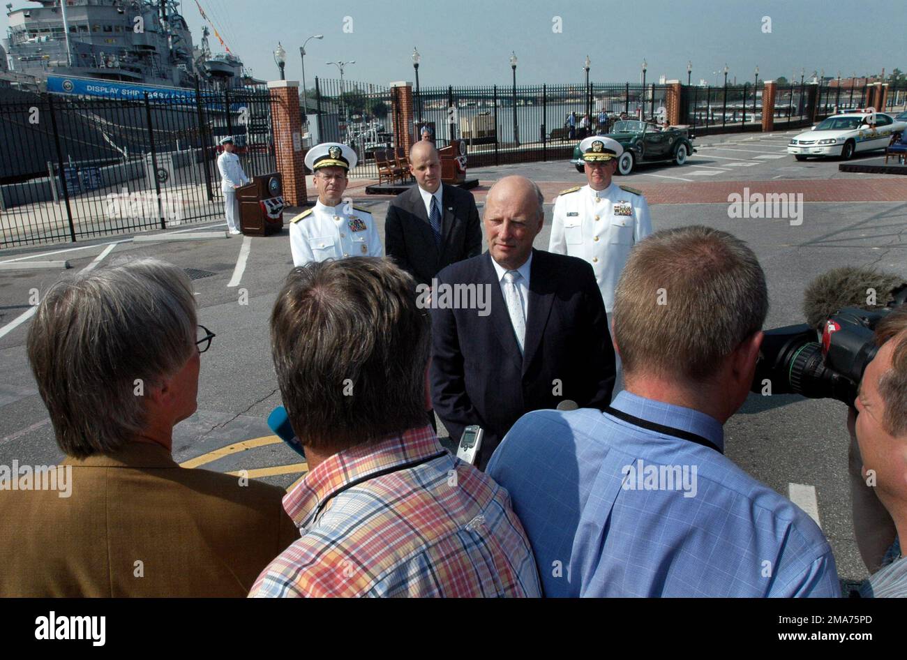 051919-N-2383B-364. [Complete] Bildunterschrift: Seine Majestät König Harald V (Mitte), König von Norwegen, beantwortet Fragen von Reportern nach Abschluss der Nachstellung der Zeremonie von 1942, als die Vereinigten Staaten die US Navy (USN) PC-461 Patrol Craft Class Submarine Chaser USS PC-467 an die Royal Norwegian Navy verlegten, Später in König HAAKON umbenannt (P390), während (von links nach rechts) USN-Admiral Michael G. Mullen, CHEF der Marineeinsätze (CNO), der ehrenwerte Dionel M. Aviles, Unterstaatssekretär der Marine (USECNAV), und USN Konteradmiral (RDML) Jan C. Guadio, 84. Kommandant der Waschanlage des Marinebezirks Stockfoto