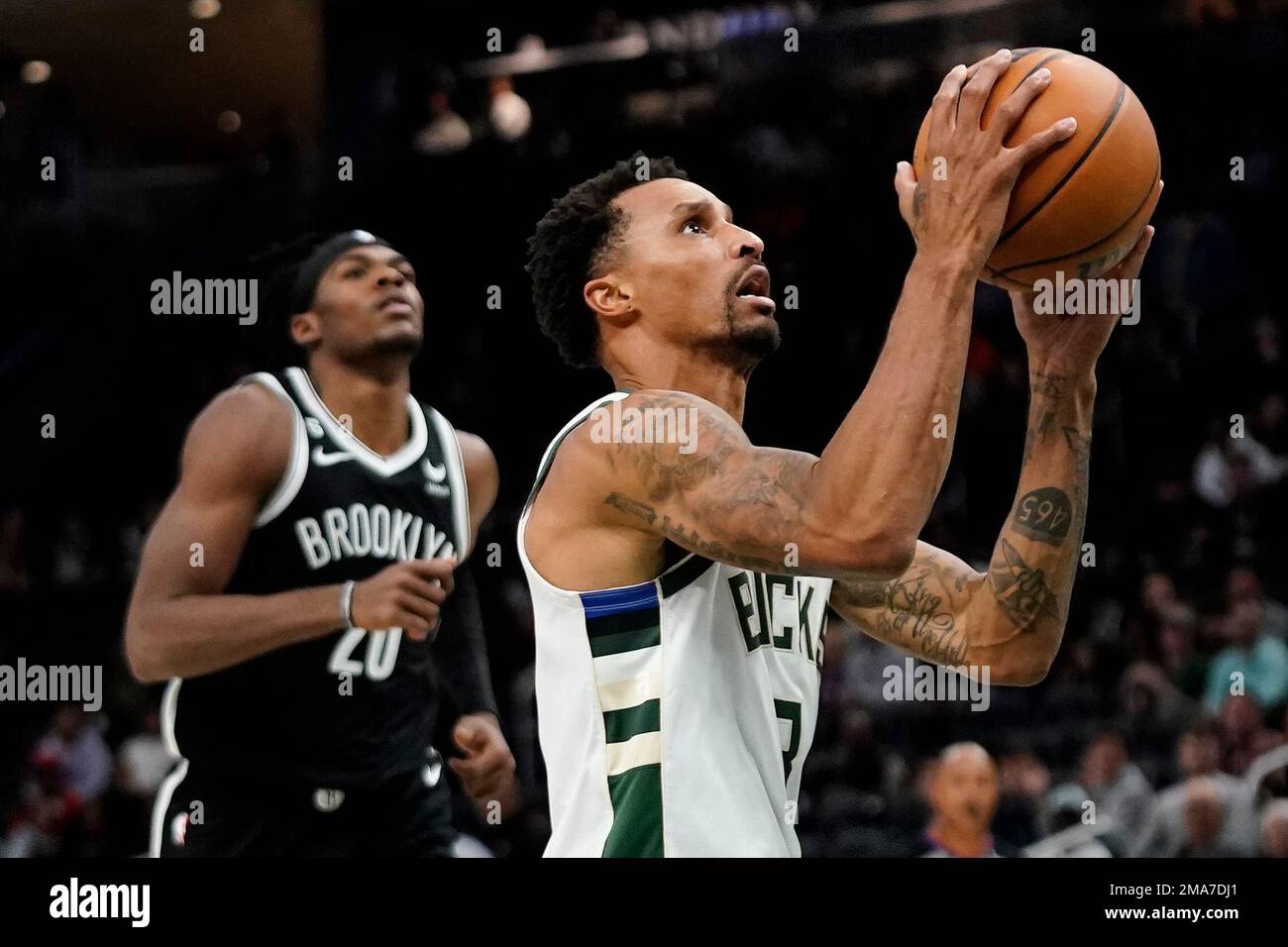 Milwaukee Bucks' George Hill goes up for a shot in front of Brooklyn Nets' Day'Ron Sharpe during the second half of an NBA preseason basketball game Wednesday, Oct. 12, 2022, in Milwaukee. (AP Photo/Aaron Gash) Stockfoto