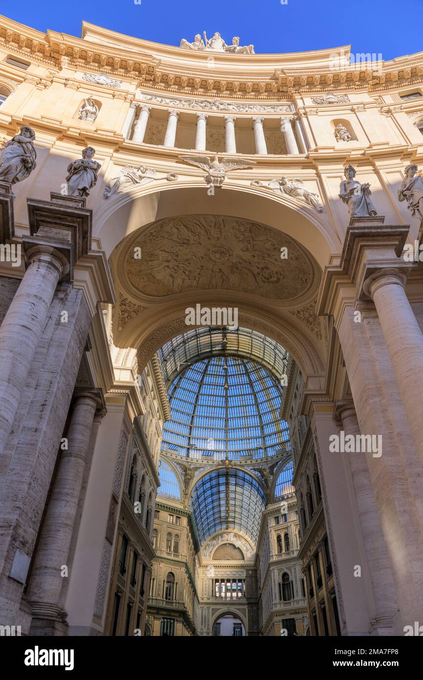 Blick auf Neapel: Eingang zur Galleria Umberto I in Süditalien. Stockfoto
