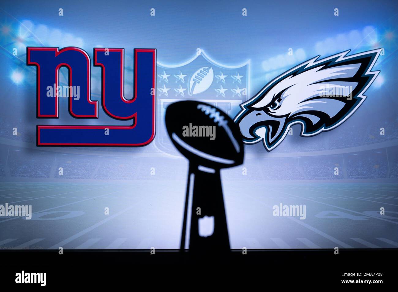 PHILADELPHIA, USA, 18. JANUAR 2023: New York Giants vs. Philadelphia Eagles. NFL Divisional Round 2023, Silhouette von Vince Lombardi Trophy für die w Stockfoto