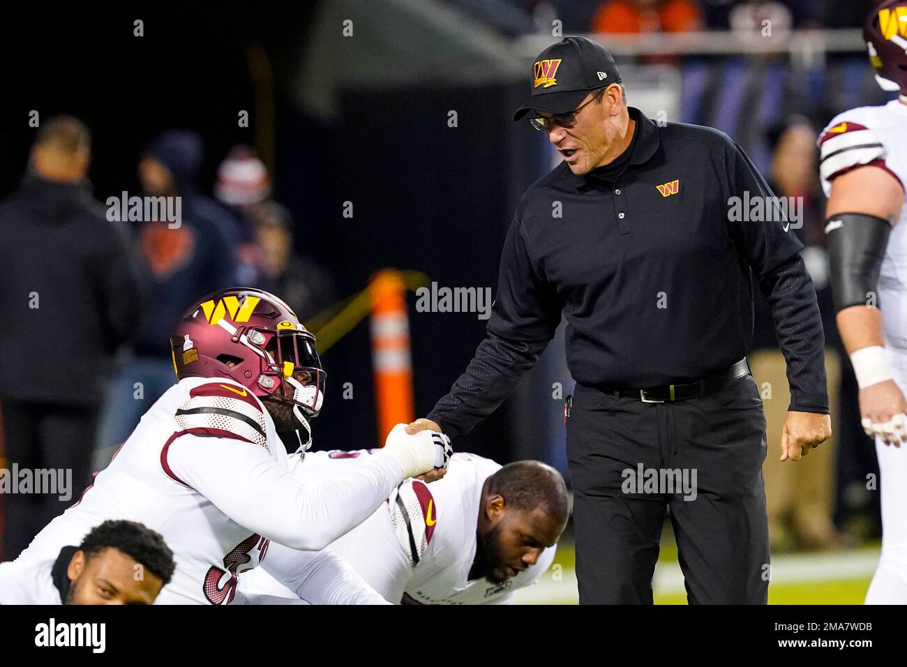 Washington Commanders head coach Ron Rivera greets plays before an NFL football game against the Chicago Bears in Chicago, Thursday, Oct. 13, 2022. (AP Photo/Charles Rex Arbogast) Stockfoto