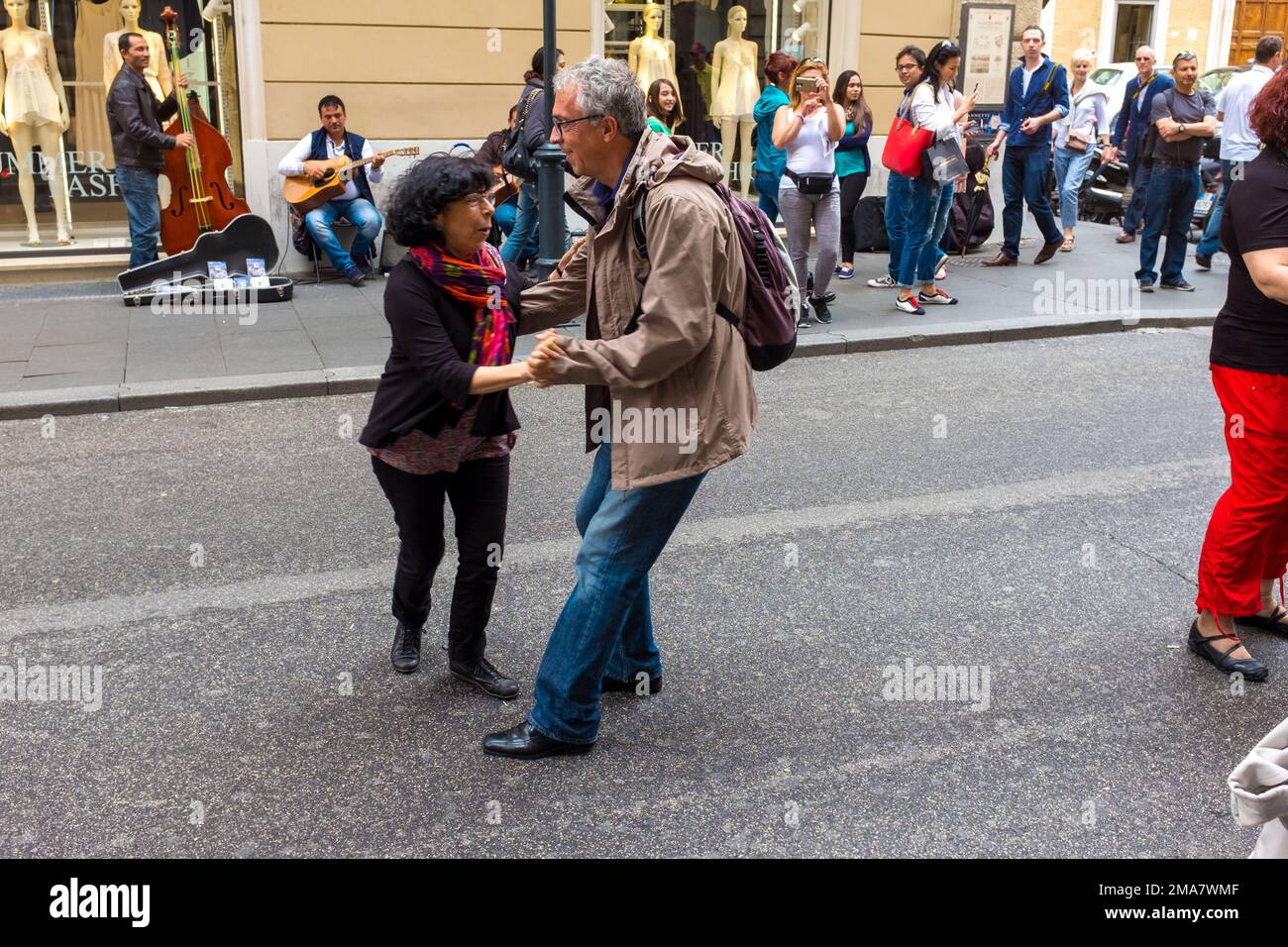 Die Menschen in Rom, der italienischen Hauptstadt, tanzen auf der Straße Stockfoto