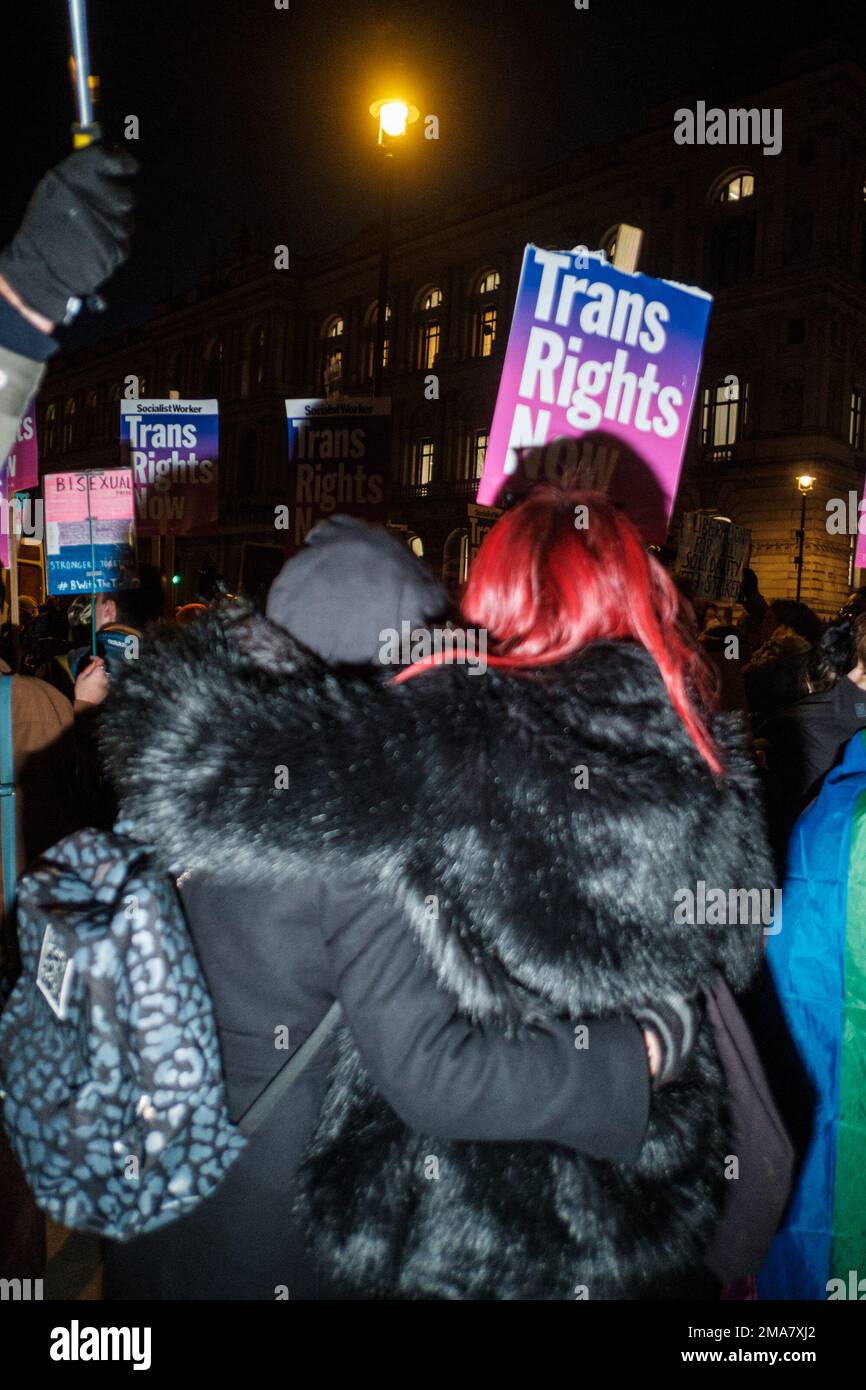 Londons Trans Community protestiert gegen eine Reform des Gender Recognition Act in Schottland am Parliament Square Ehimetalor Unuabona/Alamy News Stockfoto