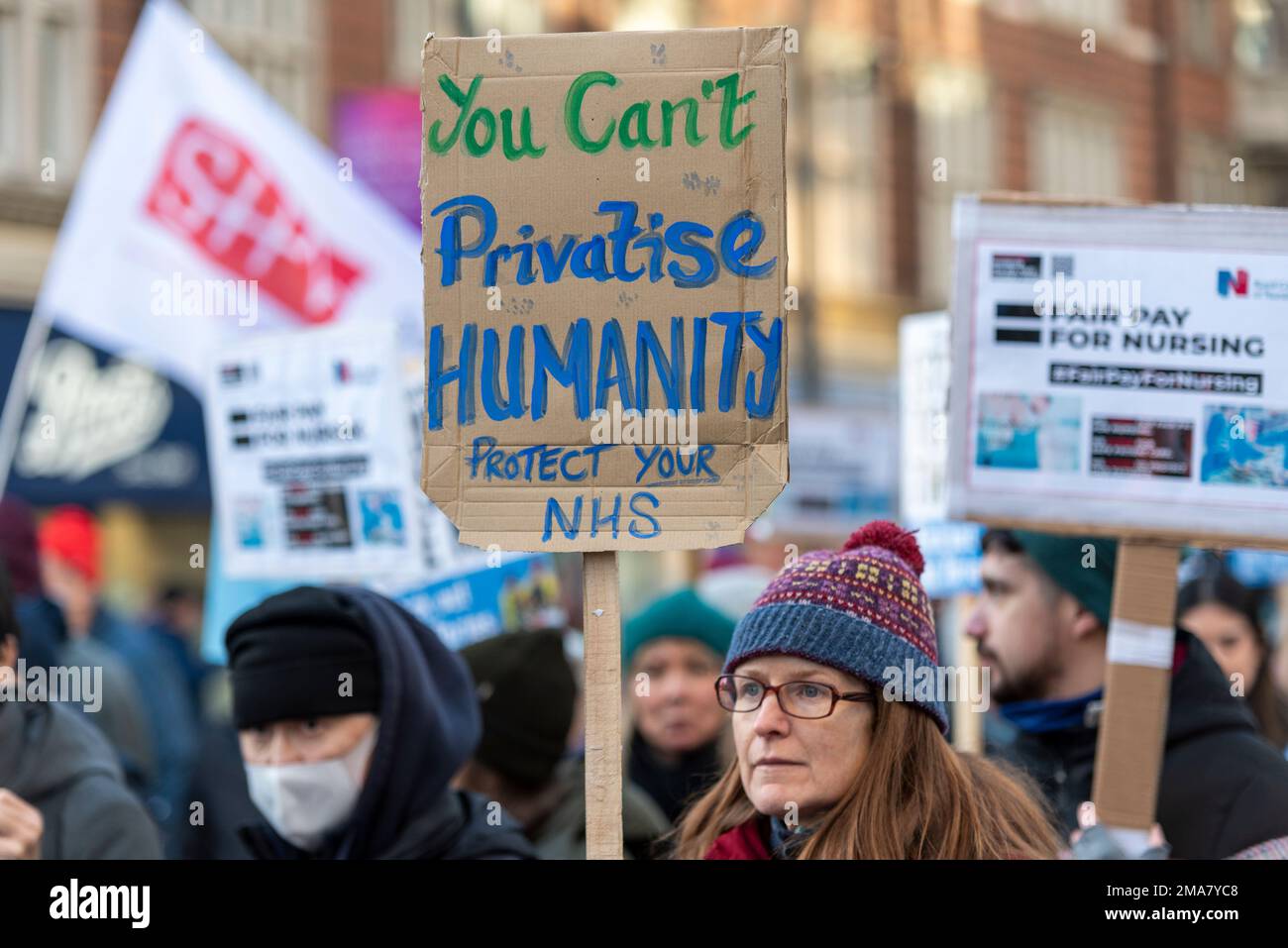 Demonstranten versammelten sich vor dem University College London und forderten eine Gehaltserhöhung für Krankenschwestern und eine Verbesserung der Bedingungen. Privatisierungsplakette Stockfoto