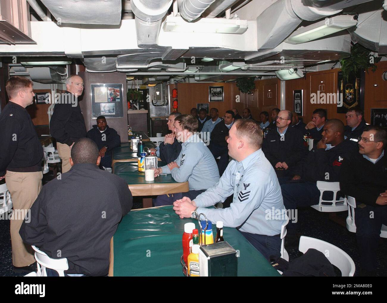 060213-N-1550W-002. Basis: USS Sullivans (DDG 68) Stockfoto