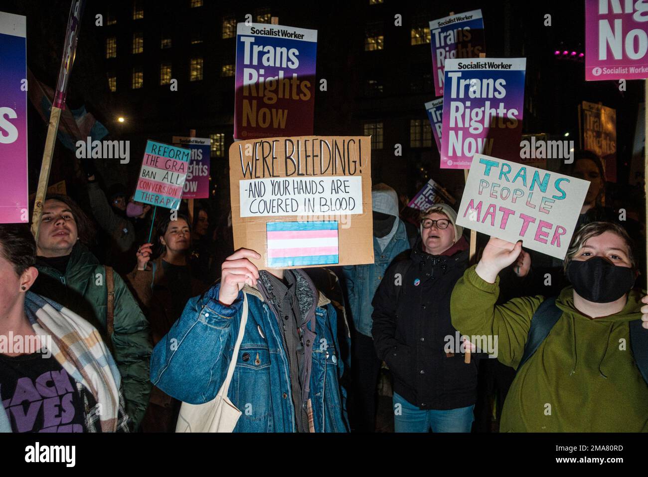 Londons Trans Community protestiert gegen eine Reform des Gender Recognition Act in Schottland am Parliament Square Ehimetalor Unuabona/Alamy News Stockfoto