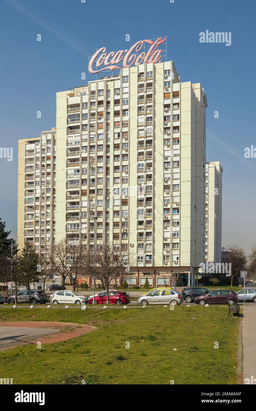 Turmgebäude mit großem Coke Cola Schild oben. Blauer Himmelshintergrund an einem sonnigen Tag. Stockfoto