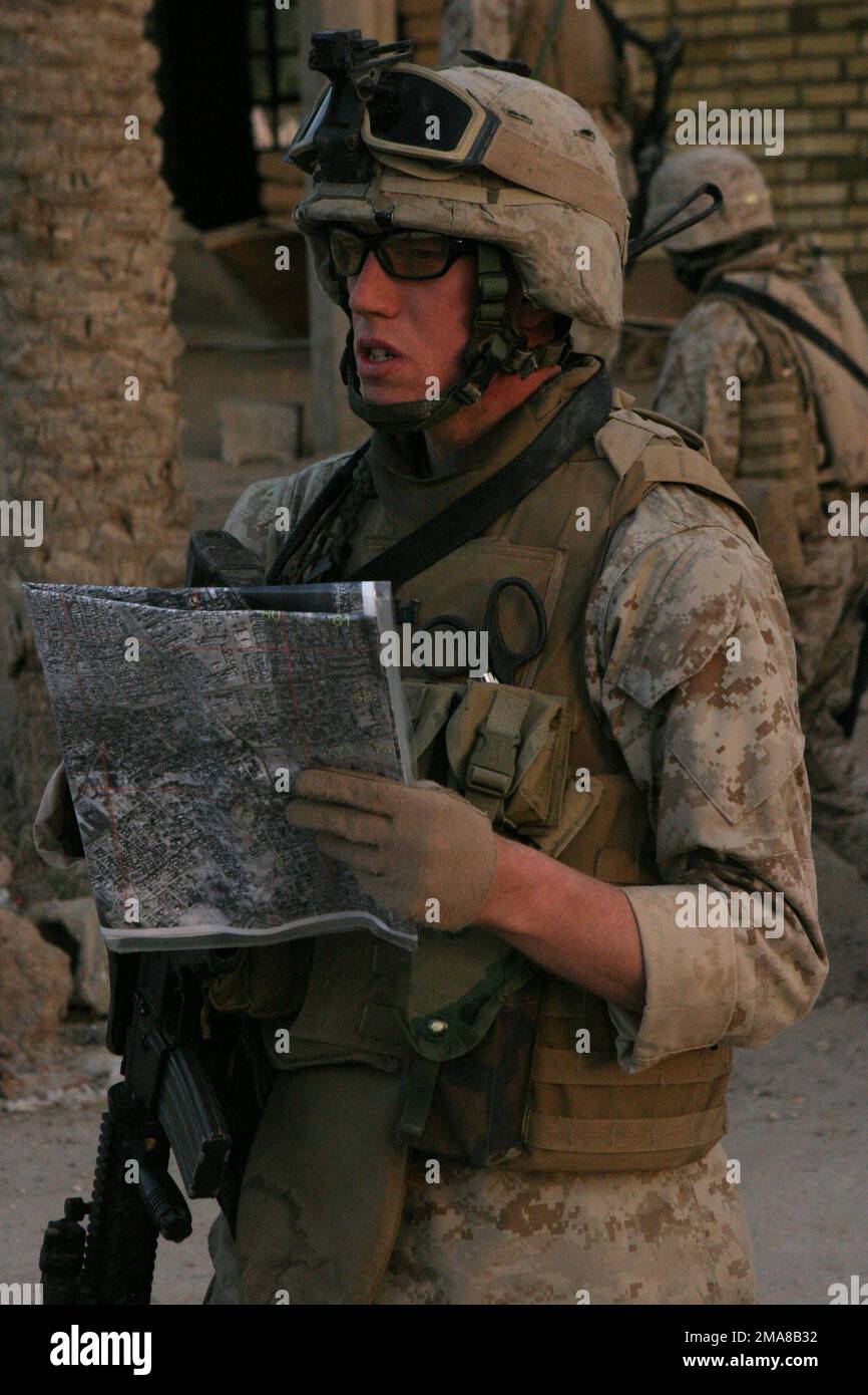 060316-M-0374B-014. [Complete] Scene Caption: Am 16. März 2006, CPL. Joseph Coopman, ein Kampfeingenieur der Fox Company, 2. Bataillon, 6. Marines, Regimental Combat Team 5, überprüft seine Karte, während er durch die Euphrates River Gegend von Fallujah, Irak patrouilliert. Die Kampfingenieure sind zusammen mit irakischen Soldaten des 2. Bataillons, der 4. Brigade und DER 1. Division auf der Suche nach Waffenlagern und allen Gegenständen, die während der Operation California Dreaming für improvisierte Sprengkörper (IED) verwendet werden könnten. RCT-5 wird zusammen mit dem MEF zur Unterstützung der Operation Freiheit in der irakischen Provinz Anbar (MN) eingesetzt Stockfoto