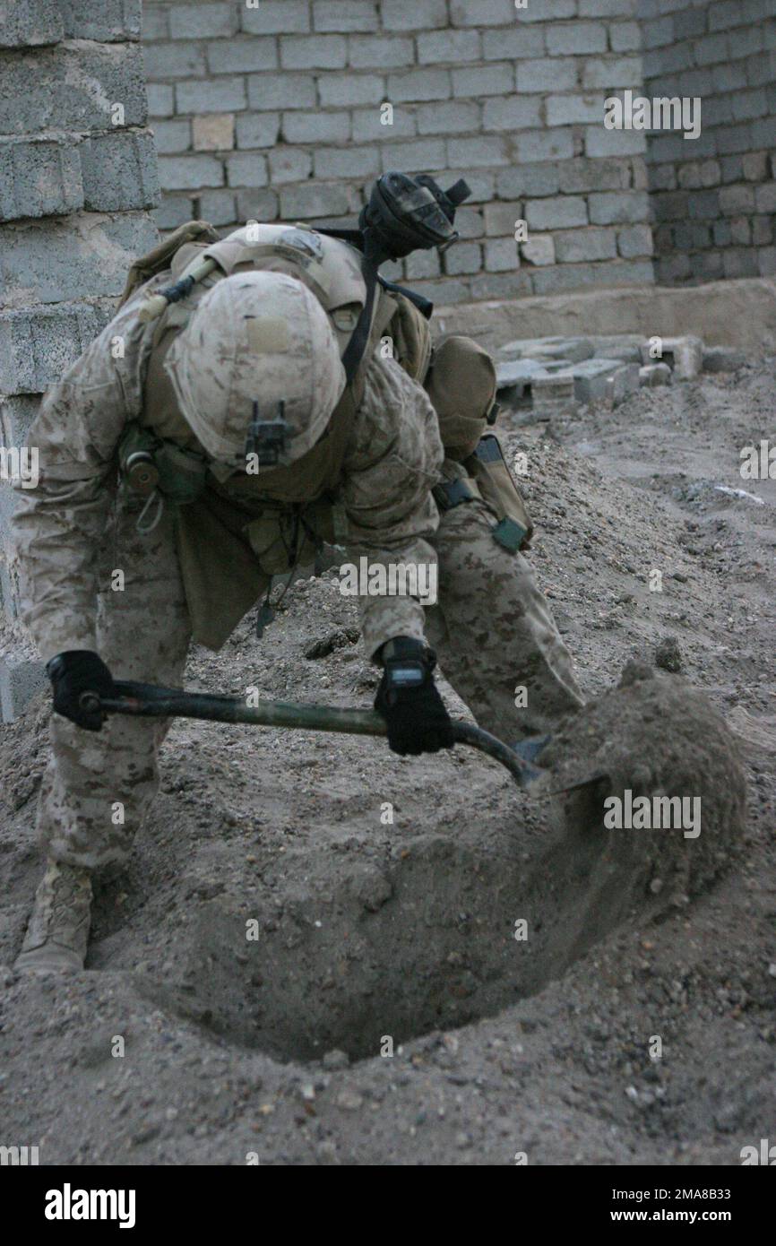 060316-M-0374B-009. [Complete] Scene Caption: Am 16. März 2006, CPL. Leon J. Shrepee, ein Kampftechniker der Fox Company, 2. Bataillon, 6. Marines, Regimentales Kampfteam 5, gräbt, während er durch die Euphrates River Gegend in Fallujah, Irak patrouilliert. Die Kampfingenieure sind auf der Suche nach Waffenlagern und allen Gegenständen, die während der Operation California Dreaming zur Herstellung von Sprengkörpern verwendet werden könnten. RCT-5 wird zusammen mit dem IMEF zur Unterstützung der Operation Freiheit in der irakischen Provinz Anbar (MNF-W) eingesetzt, um die irakischen Sicherheitskräfte zu entwickeln und die Entwicklung von Offiziellen zu erleichtern Stockfoto