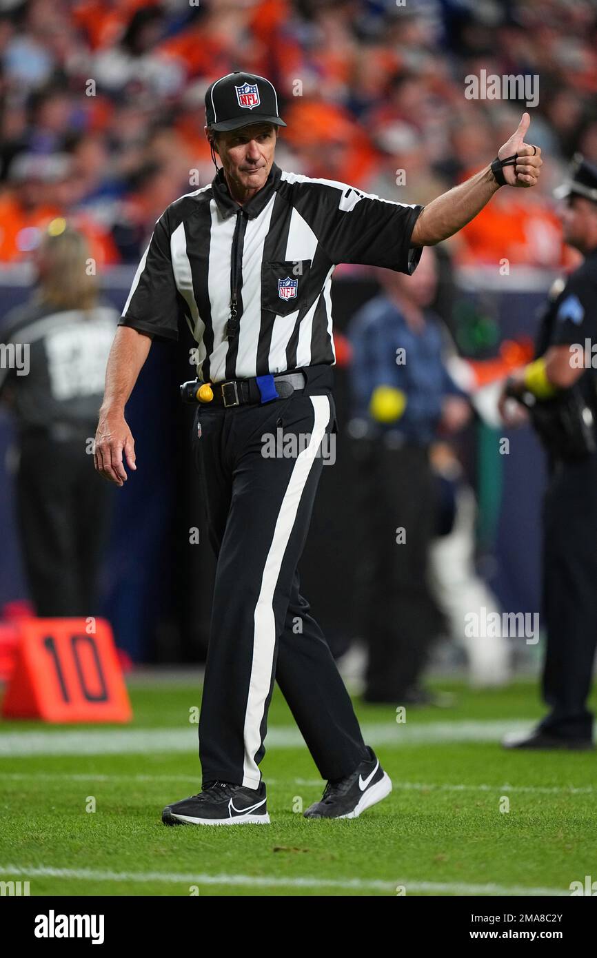 Field judge Michael Banks (72) during the Denver Broncos v the Indianapolis Colts of an NFL football game Thursday, Oct 6, 2022, in Denver. (AP Photo/Bart Young) Stockfoto