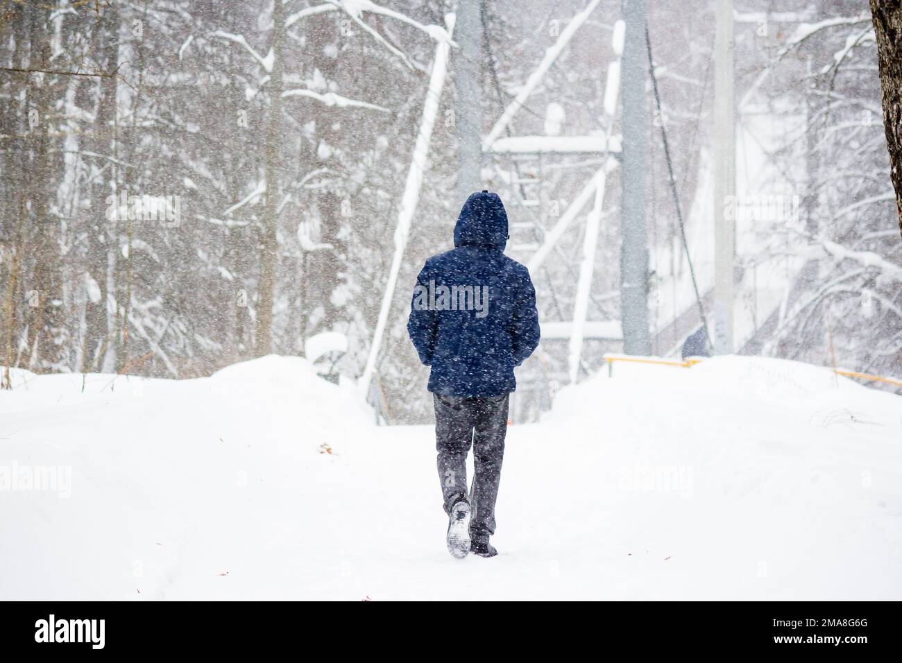 Fußgänger auf der Straße im Winter bei starkem Schneesturm und schlechter Sicht Stockfoto