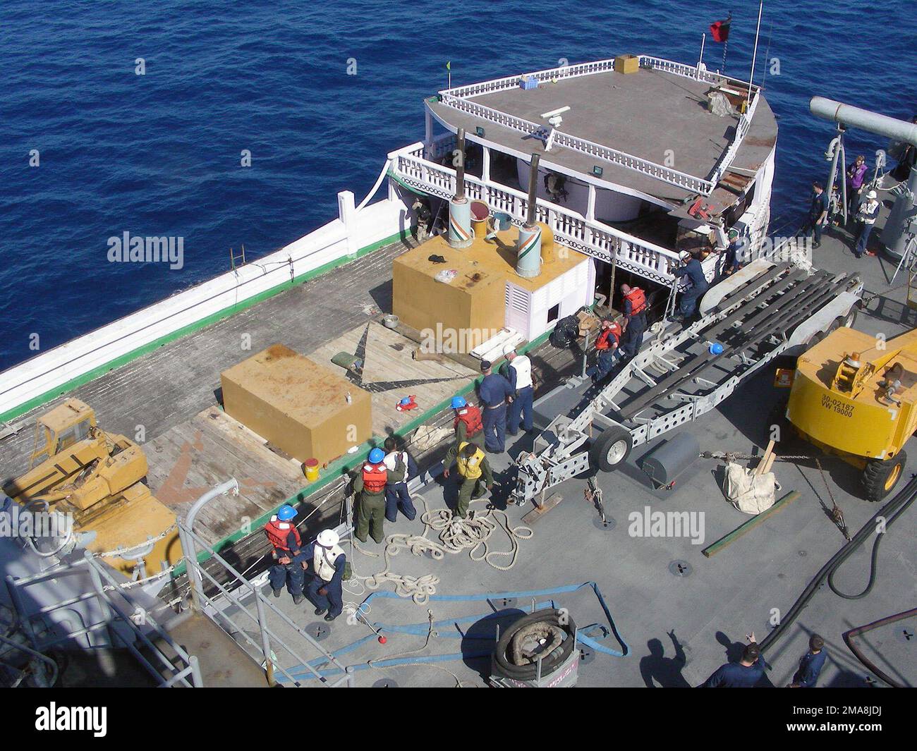 060330-N-2661F-002. Basis: USS Oak Hill (LSD 51) Stockfoto