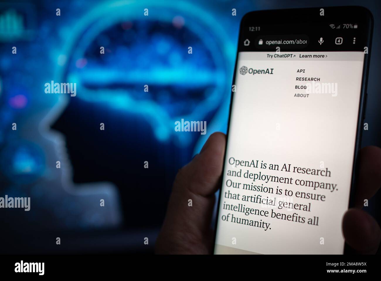 Mobilgerät mit Informationen über OpenAI und ChatGPT – ein Unternehmen für künstliche Intelligenz Stockfoto