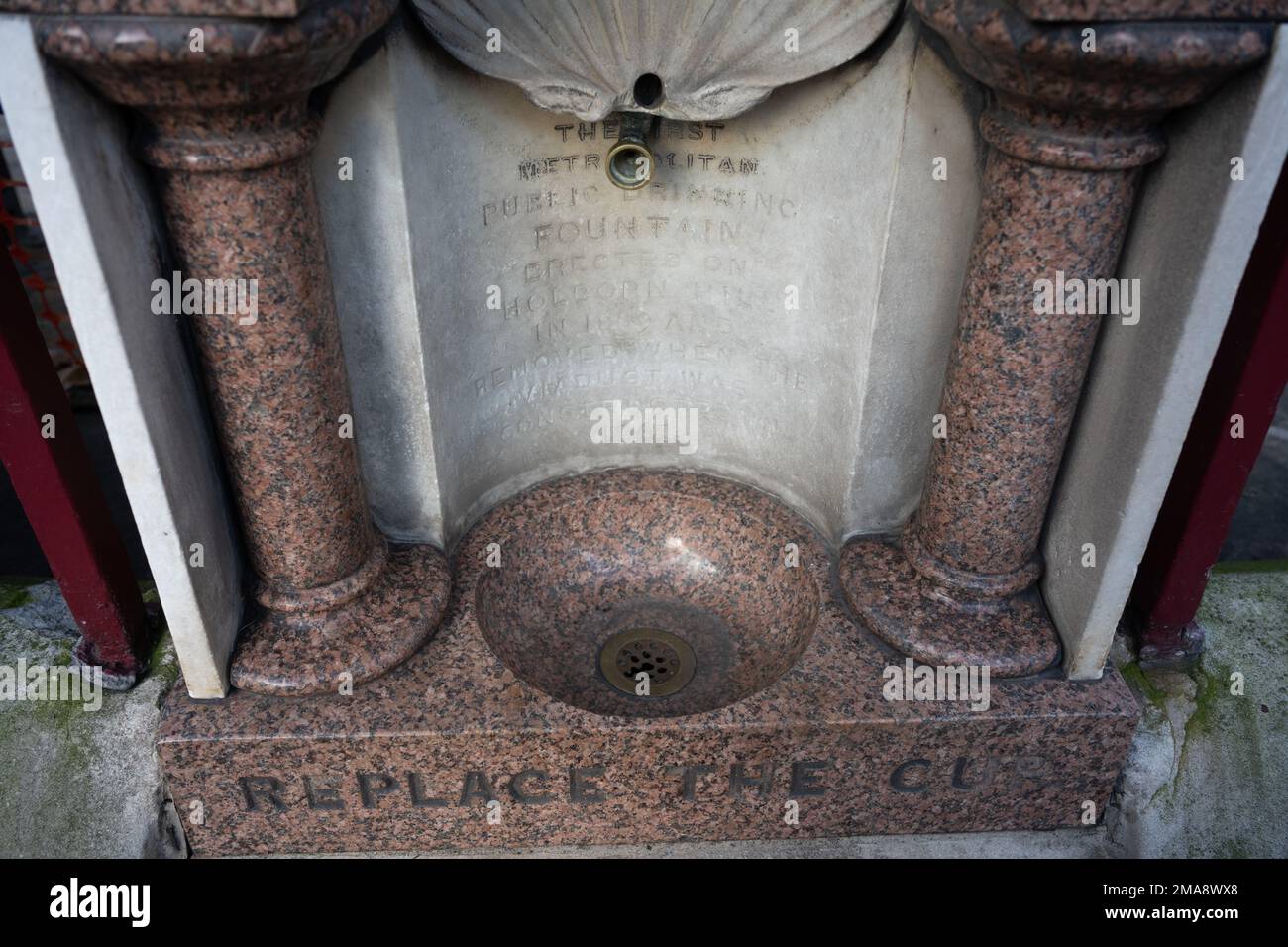 Londons erster Trinkbrunnen aus rotem Granit, in den Geländern der St. Sepulchre Church in der Nähe von Smithfield gebaut im Jahr 1859 Stockfoto