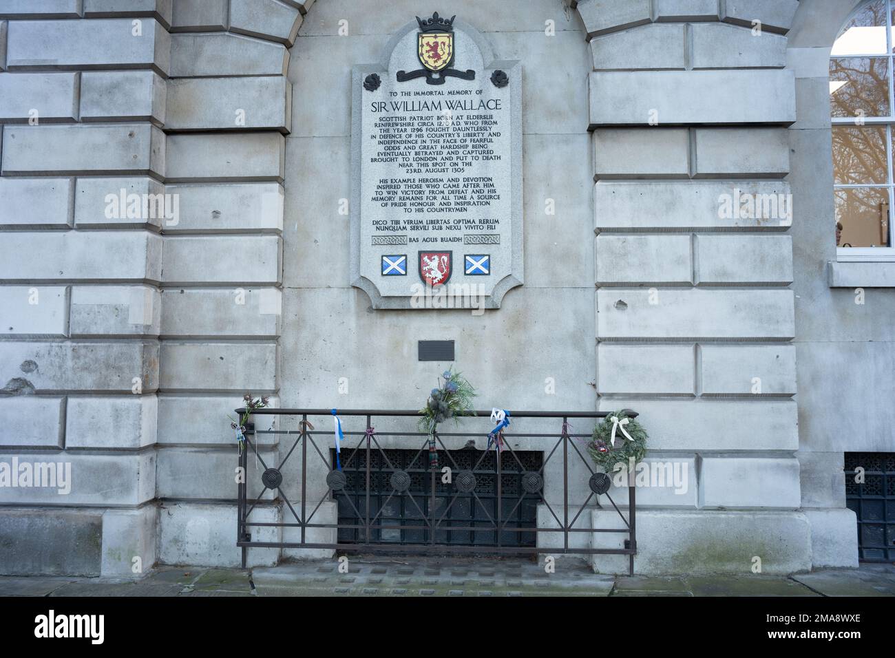 Die Plakette an der Außenwand von St. Das Bartholomew Hospital in Smithfield ist eine Gedenkstätte für Sir William Wallace, der am 23. August 1305 in der Nähe hingerichtet wurde Stockfoto