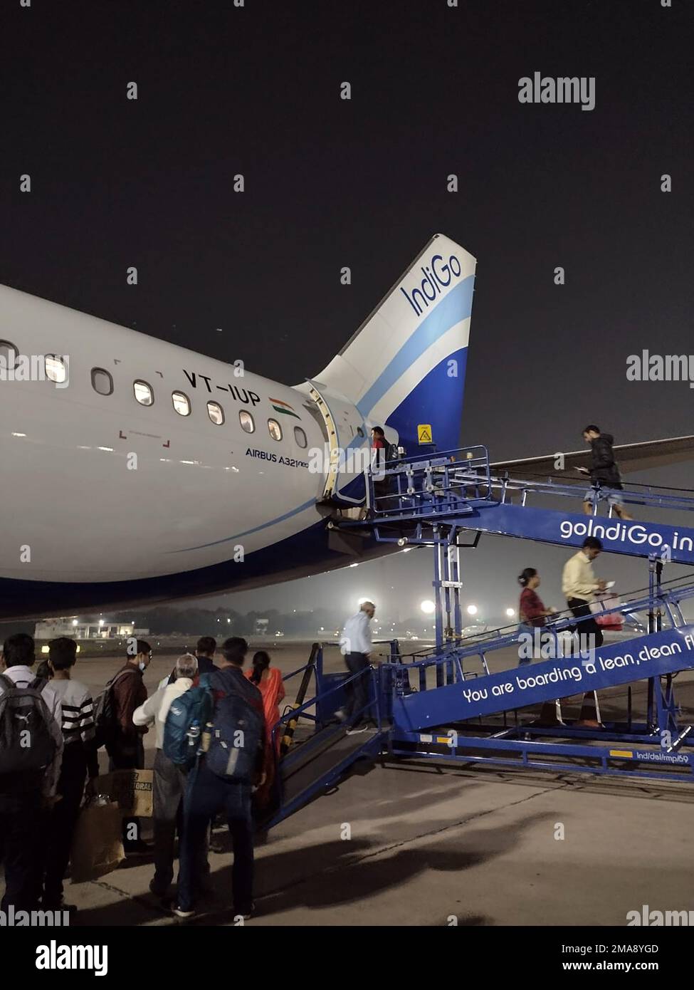 Flugzeug auf der Start- und Landebahn des Flughafens - indische Fluggesellschaft Stockfoto