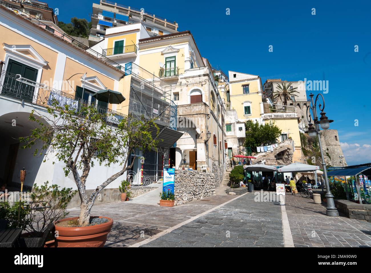 Ein Restaurant am Meer in der kleinen Stadt Cetara, entlang der Costiera Amalfitana (Kampanien, Italien) Stockfoto