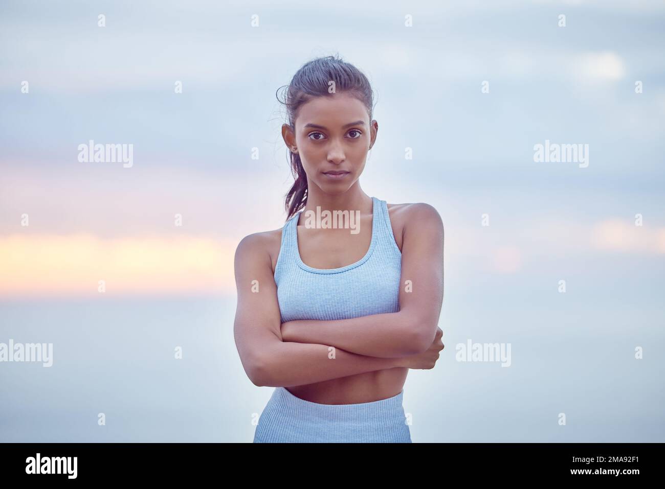 Bei Fortschritt geht es darum, konsequent zu sein. Eine junge Frau, die draußen joggen will. Stockfoto