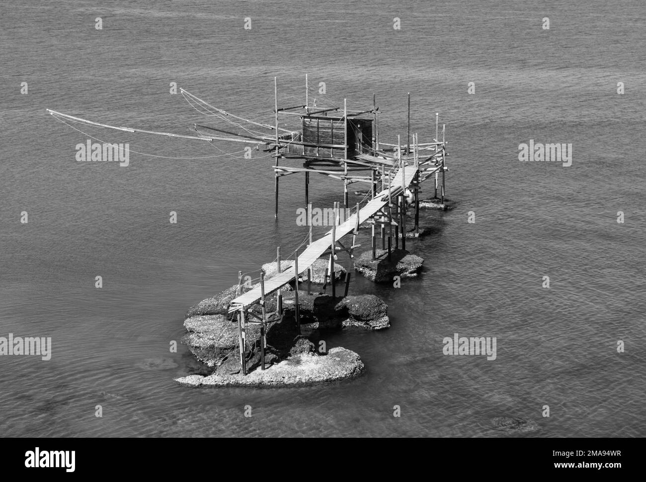 Punta Aderci (Vasto, Italien) - Trabocchi-Küste, an der Adria, Provinz Chieti, Abruzzen. Hier ist der berühmte Trabucco des Naturschutzgebiets Stockfoto