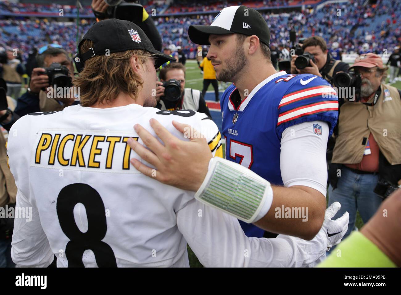 Buffalo Bills quarterback Josh Allen (17) and Pittsburgh Steelers quarterback Kenny Pickett (8) meet after an NFL football game Sunday, Oct. 9, 2022, in Orchard Park, N.Y. (AP Photo/Joshua Bessex) Stockfoto