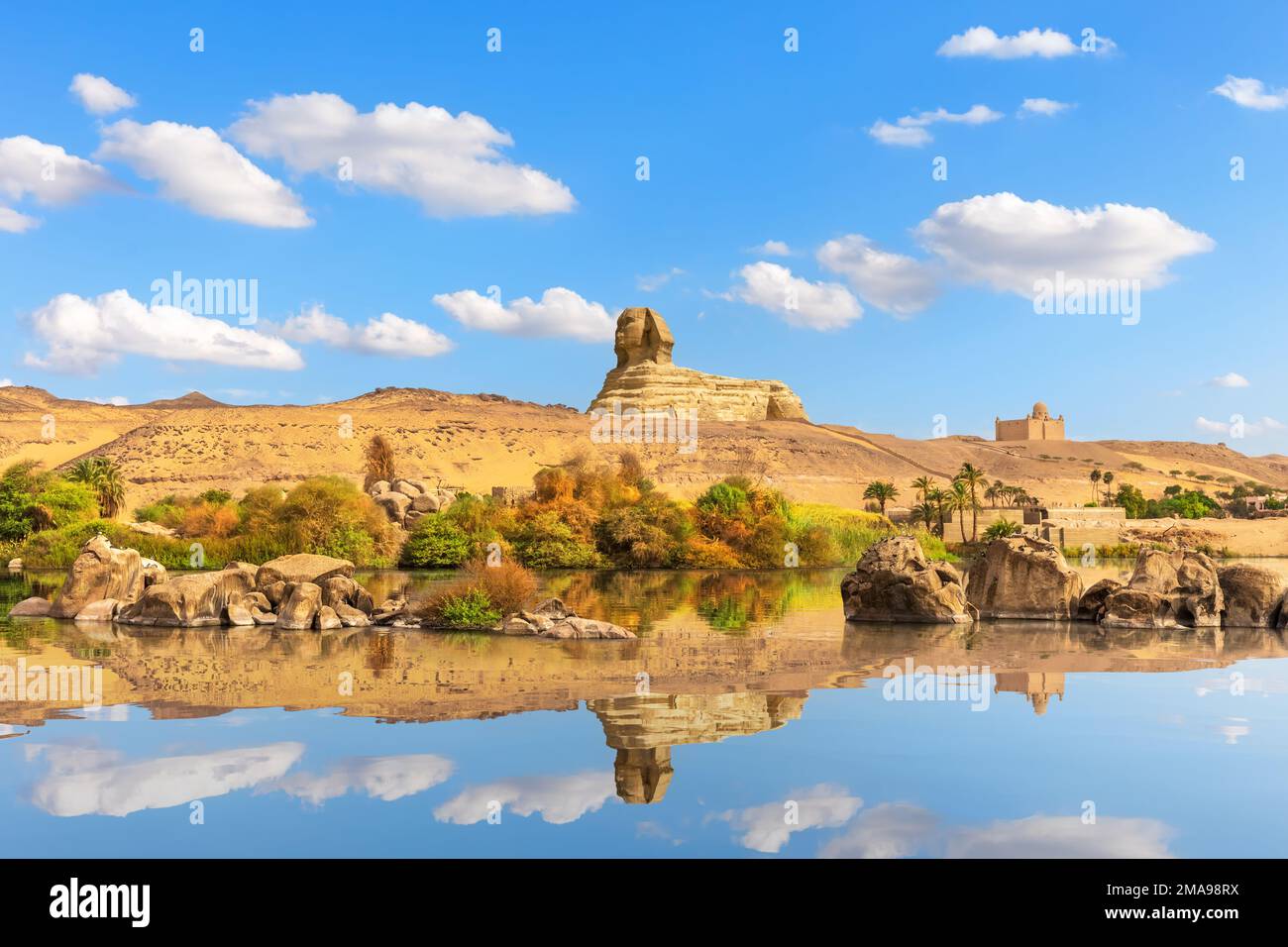 Berühmte Landschaft Assuans auf dem Weg zur Großen Sphinx, Ägypten Stockfoto