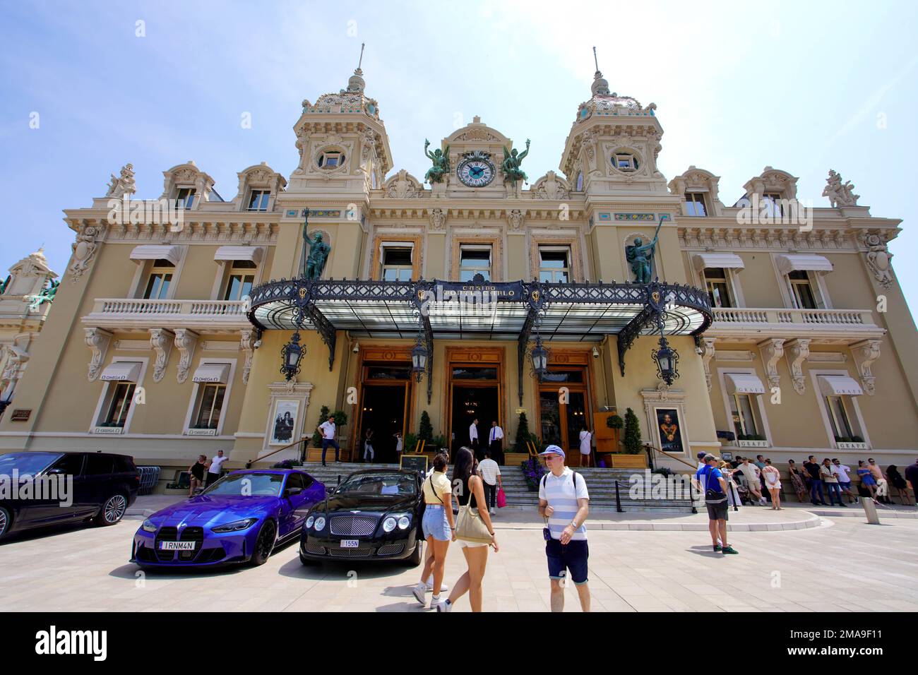 MONTE CARLO, MONACO - 18. JUNI 2022: Monte-Carlo Casino und Luxuswagen in Monte Carlo, Monaco Stockfoto