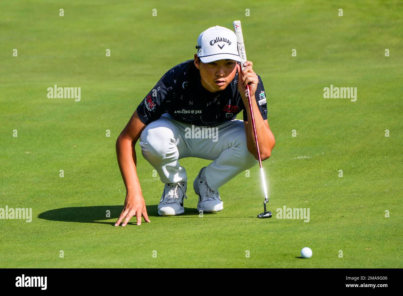 Australia's Min Woo Lee looks over his line on the 4th hole during the Spanish Open golf tournament at Club de Campo Villa in Madrid, Spain, Sunday, Oct. 9, 2022. (AP Photo/Manu Fernandez) Stockfoto