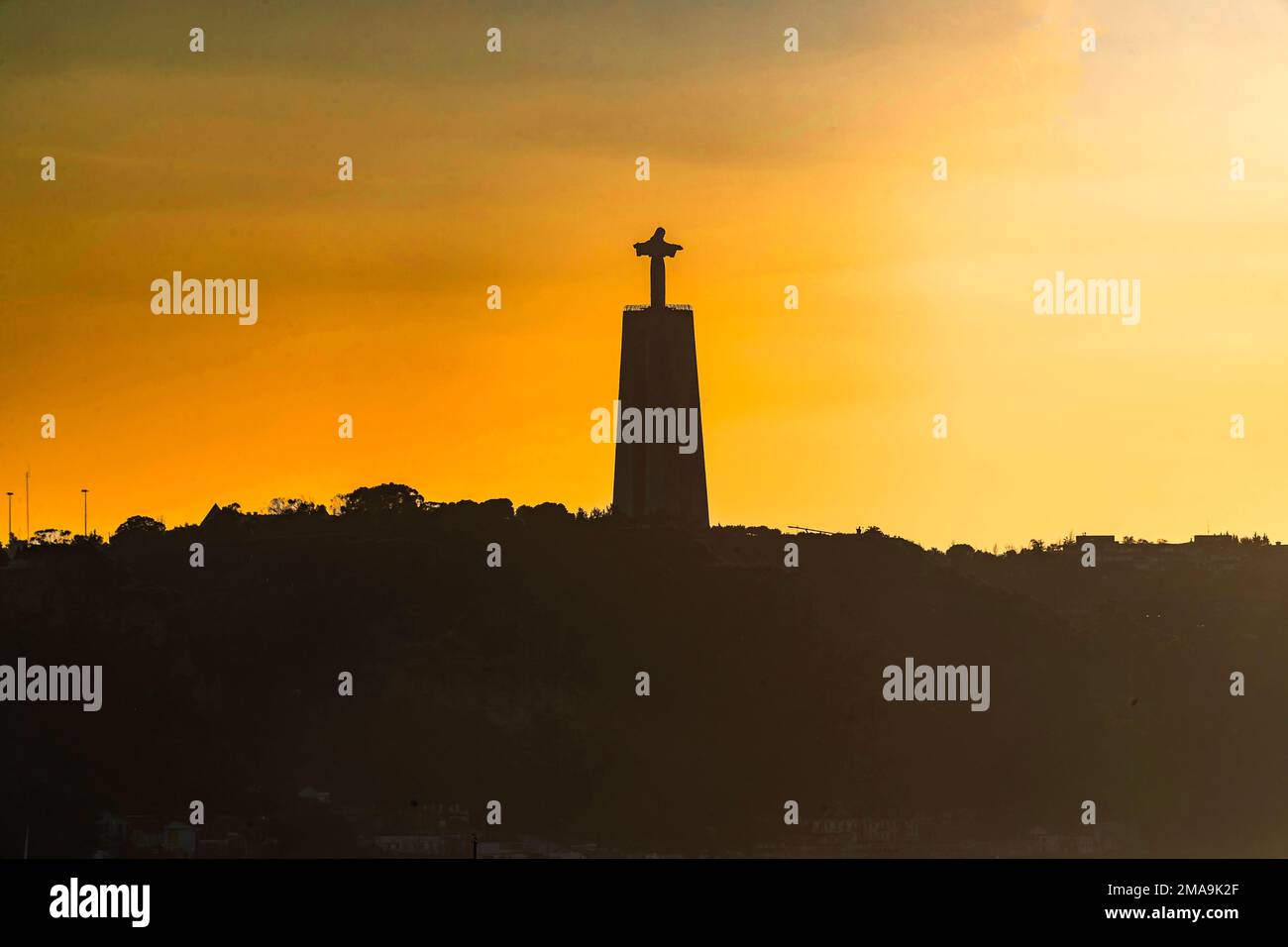 Das Heiligtum Christi des Königs ein katholisches Denkmal und Schrein, das dem Heiligen Herzen Jesu Christi gewidmet ist und die Stadt Lissabon überblickt. Stockfoto