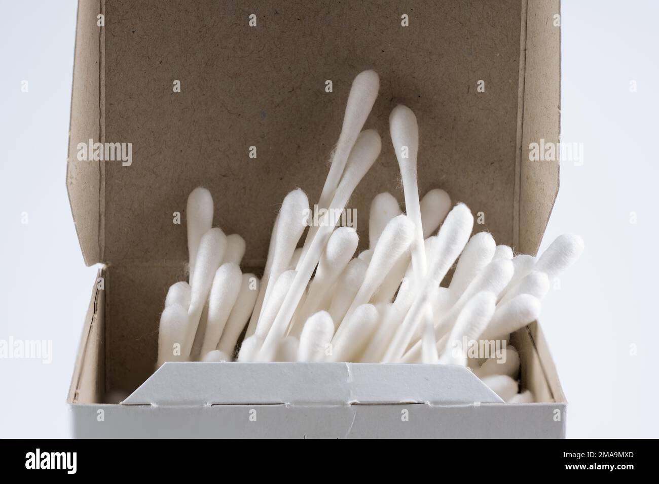 Q-Tips Wattestäbchen mit Pappstöpseln im Einzelhandelskarton mit offenem Deckel, isoliert auf weißem Hintergrund Stockfoto