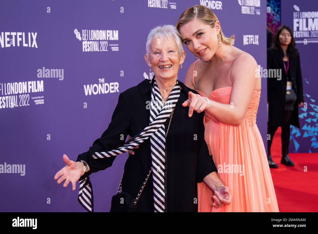 Florence Pugh and grandmother 'Granny Pat' pose for photographers upon arrival for the premiere of the film 'The Wonder' during the 2022 BFI London Film Festival in London, Friday, Oct. 7, 2022. (Photo by Vianney Le Caer/Invision/AP) Stockfoto