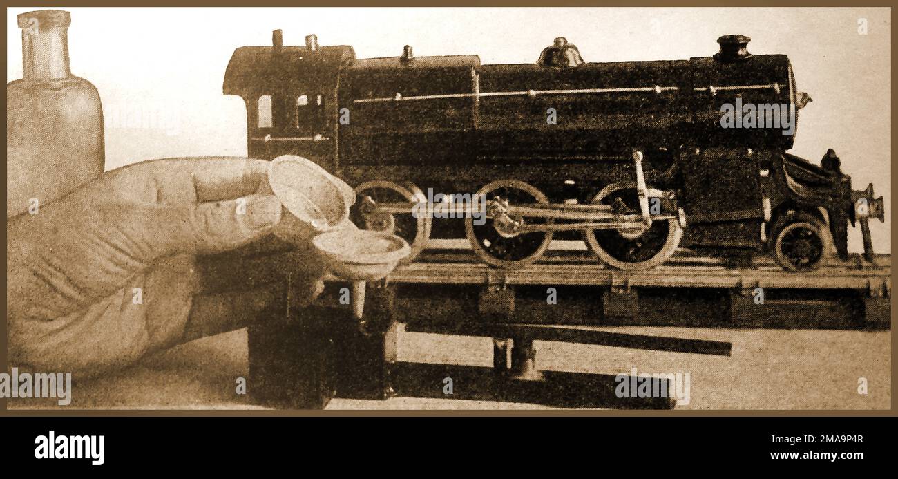 Ein 1930-Foto eines MOGUL-Eisenbahnzuges der Spurweite 0, der mit spirit.jpg - 2MA9P betankt wird Stockfoto