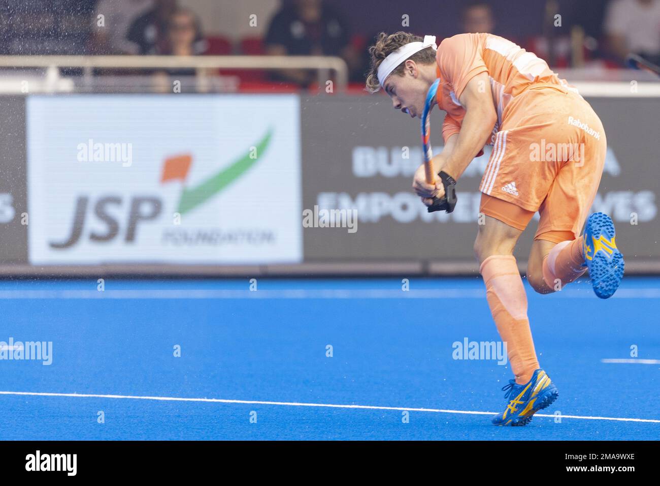 BHUBANESWAR – Derck de Vilder (NED) trifft während des Spiels Niederlande gegen Chile bei der Hockey-Weltmeisterschaft in Indien. AP WILLEM VERNES Stockfoto