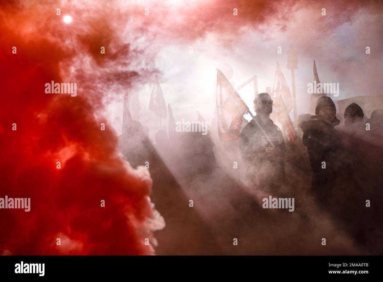 Schön, Frankreich. 19. Januar 2023 Tausende streikende Arbeiter in Nizza, Frankreich, nehmen am Donnerstag an Massendemonstrationen Teil und stoppten den Transport an einem landesweiten Tag des Protests gegen die Pläne der französischen Regierung Macron, das Rentenalter um zwei Jahre auf 64 Jahre anzuheben. Kredit: Guy Corbishley/Alamy Live News Stockfoto