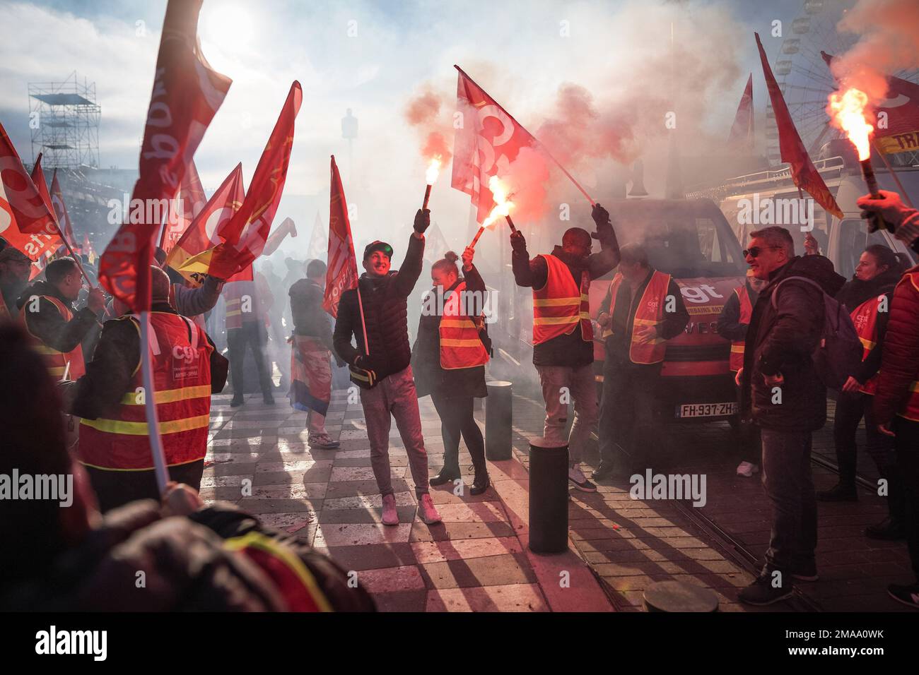 Schön, Frankreich. 19. Januar 2023 Tausende streikende Arbeiter in Nizza, Frankreich, nehmen am Donnerstag an Massendemonstrationen Teil und stoppten den Transport an einem landesweiten Tag des Protests gegen die Pläne der französischen Regierung Macron, das Rentenalter um zwei Jahre auf 64 Jahre anzuheben. Kredit: Guy Corbishley/Alamy Live News Stockfoto