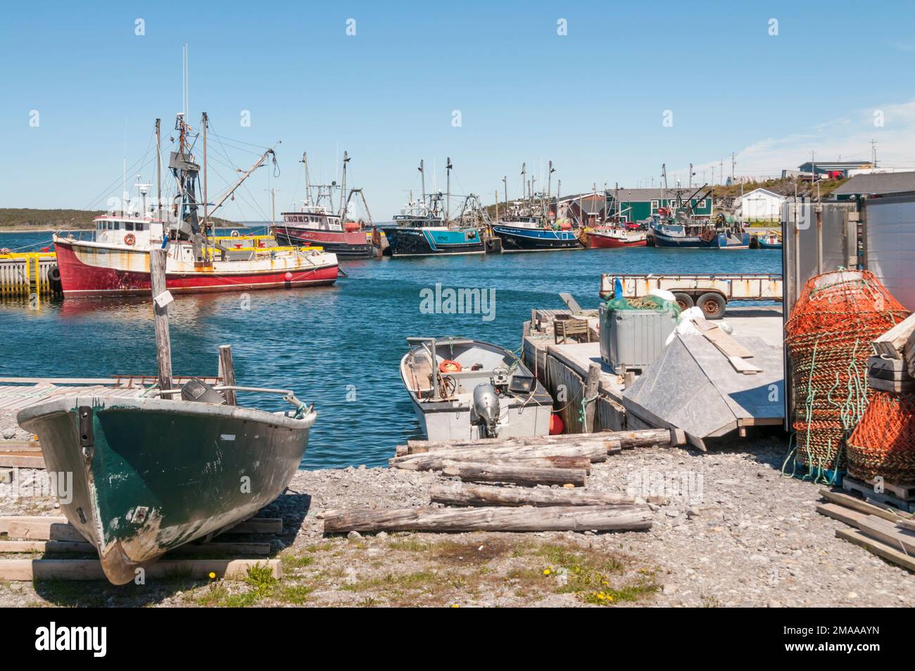 Fischerboote im Hafen an der Back Arm Road, Port au Choix, Neufundland. Stockfoto