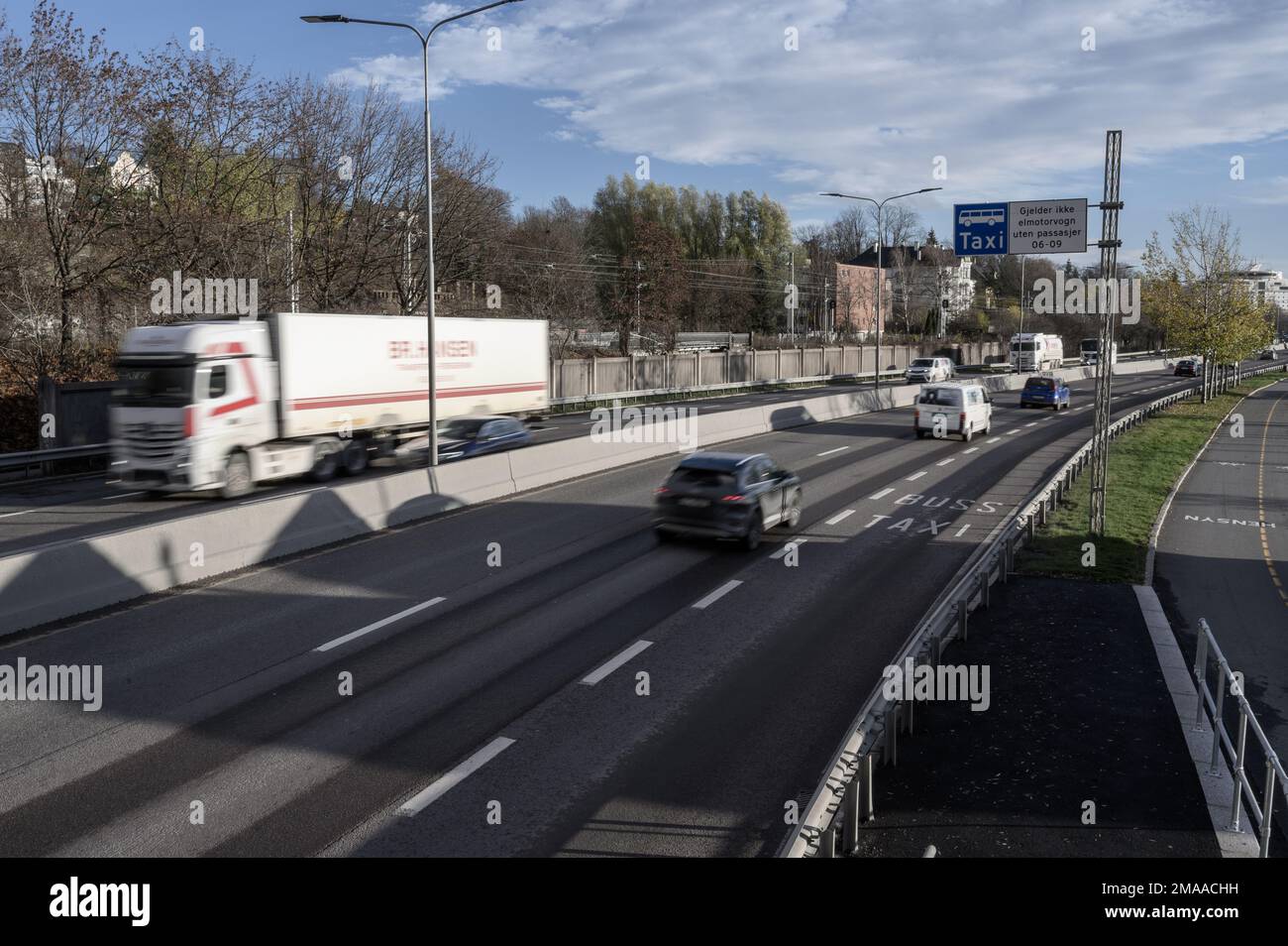Autoverkehr in das Stadtzentrum von Oslo auf der Autobahn E18 mit Blick auf den Westen entlang der Sjølystveien. Norwegen. Stockfoto