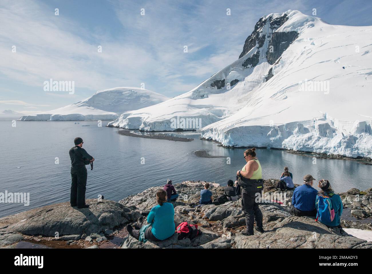 Touristen am Palava Point, antarktische Halbinsel an einem hellen und heißen Sommertag Stockfoto