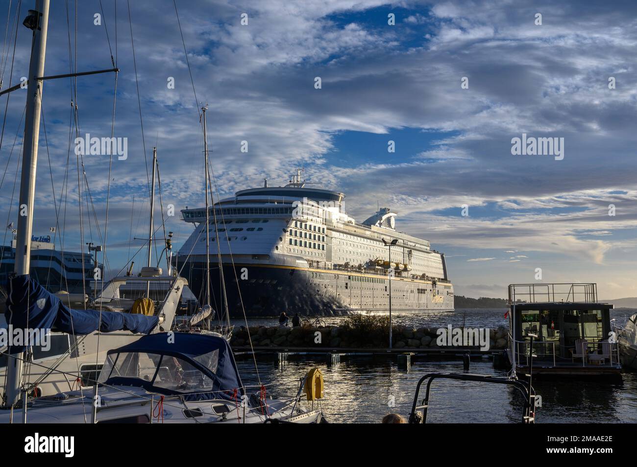 Die Fähre „Magic Color“ der Color Line fährt bei Abfahrt von Oslo, Norwegen, vom Hjortnes Terminal zurück. Stockfoto