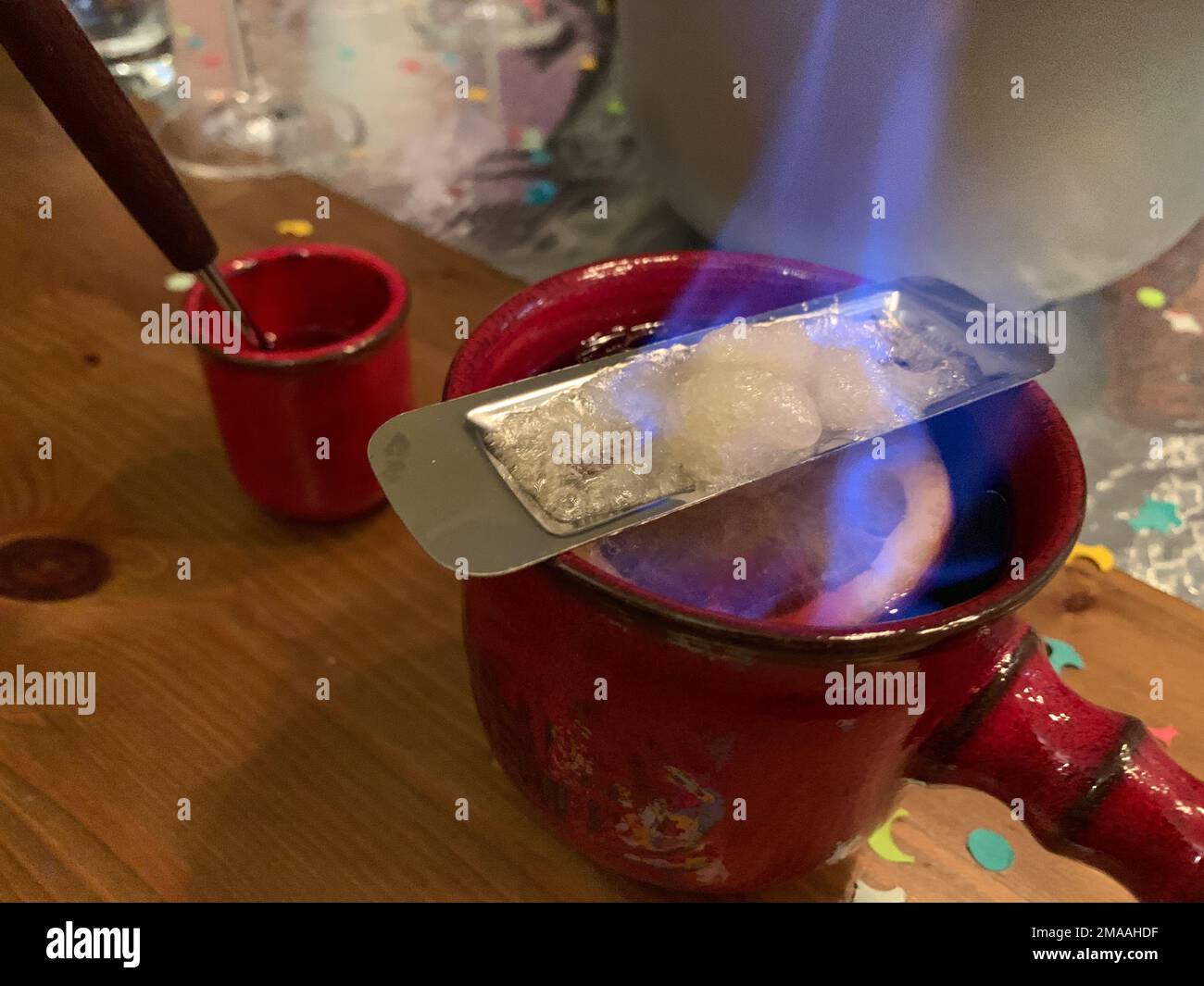 Feuerzangen-Punch-Drink-Feier auf einer Party Stockfoto