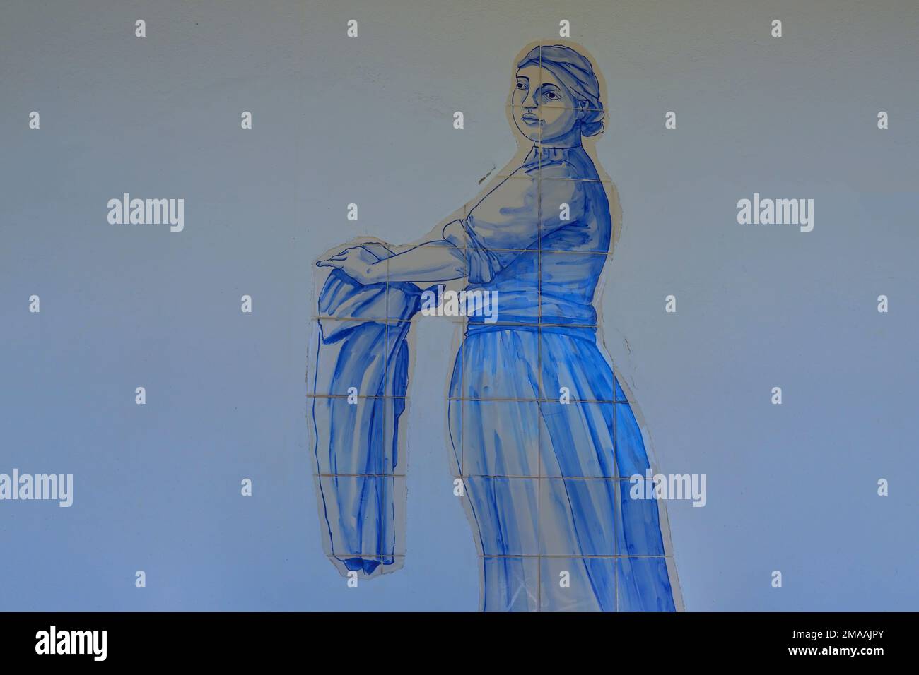 Azulejos, die eine Waschfrau in einem ehemaligen öffentlichen Waschhaus darstellen, Estai Palace, Estai, Loule, Faro Bezirk, Algarve, Portugal Stockfoto