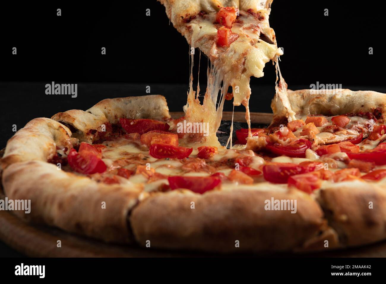 Neapalitanische Pizza mit Tomaten auf weißem Hintergrund. Stockfoto