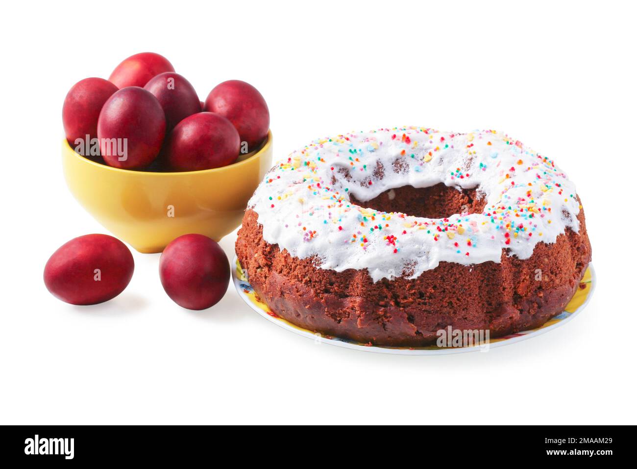 Lackierte Eier und Osterkuchen isoliert auf weißem Hintergrund Stockfoto