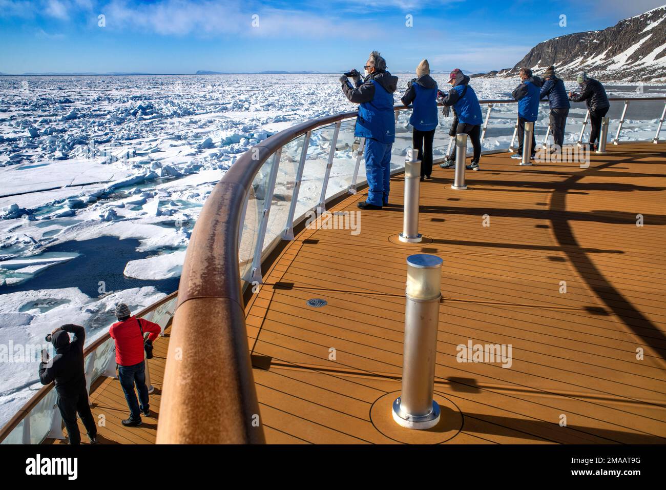 Der Tourist machte Fotos auf dem Hauptdeck des Expeditionsschiffs Greg Mortimer in Svalbard-Archipel, arktisches Norwegen. Stockfoto Der Tourist machte Fotos auf dem Hauptdeck des Expeditionsschiffs Greg Mortimer in Svalbard-Archipel, arktisches Norwegen. Stockfoto