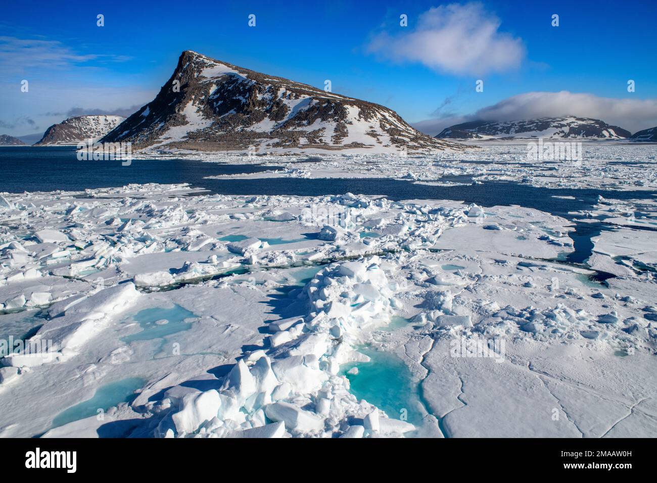 Landschaft in der Nähe von Phippsoya, Svalbard, Expeditionsschiff Greg Mortimer in Svalbard Inselgruppe, arktisches Norwegen. Phippsøya (anglikiert wie Phipps Stockfoto